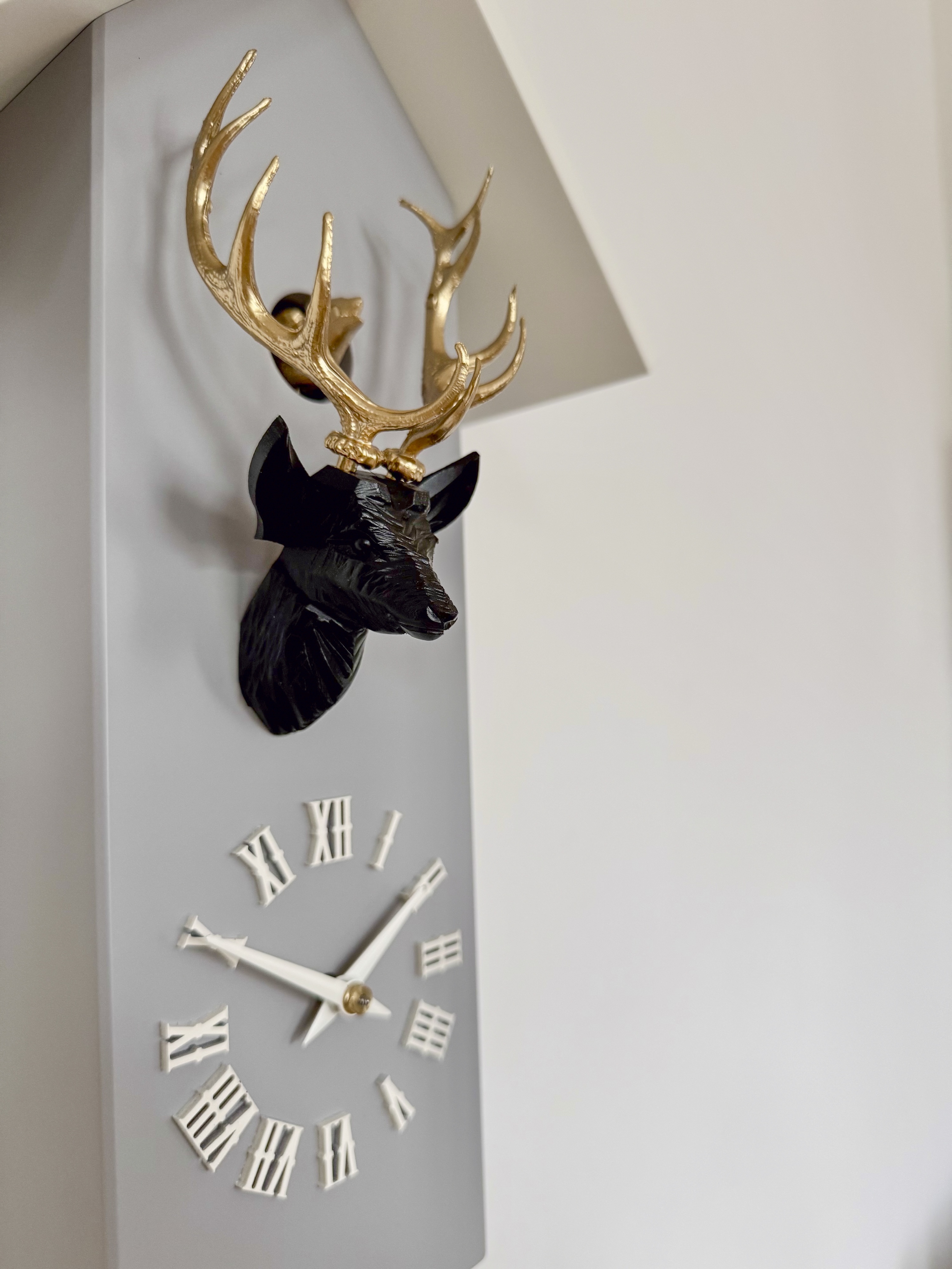 CLASSIC - Design Kuckucksuhr (grau/gold/weiß) mit Ziffern Rombach & Haas