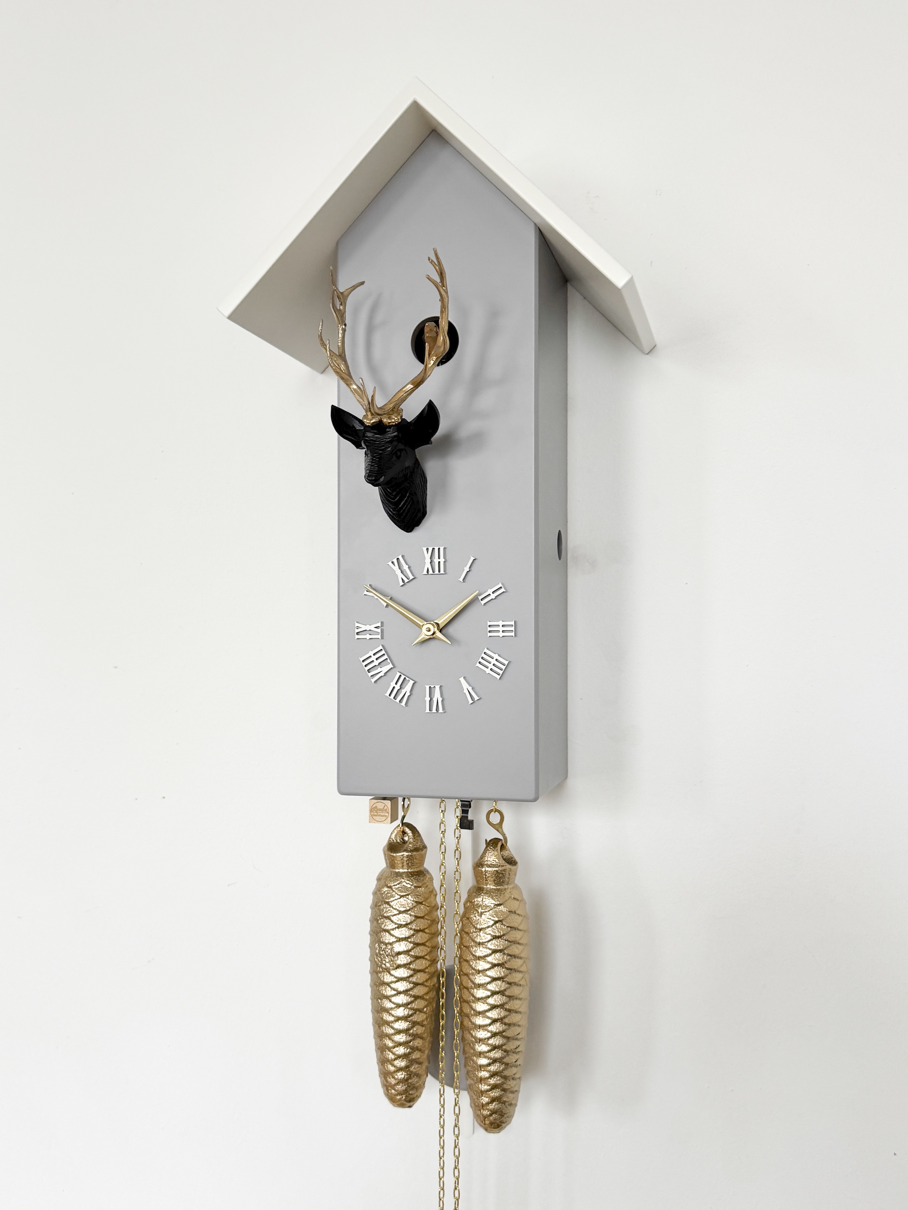 CLASSIC - Design Kuckucksuhr (grau/gold/weiß) mit Ziffern Rombach & Haas