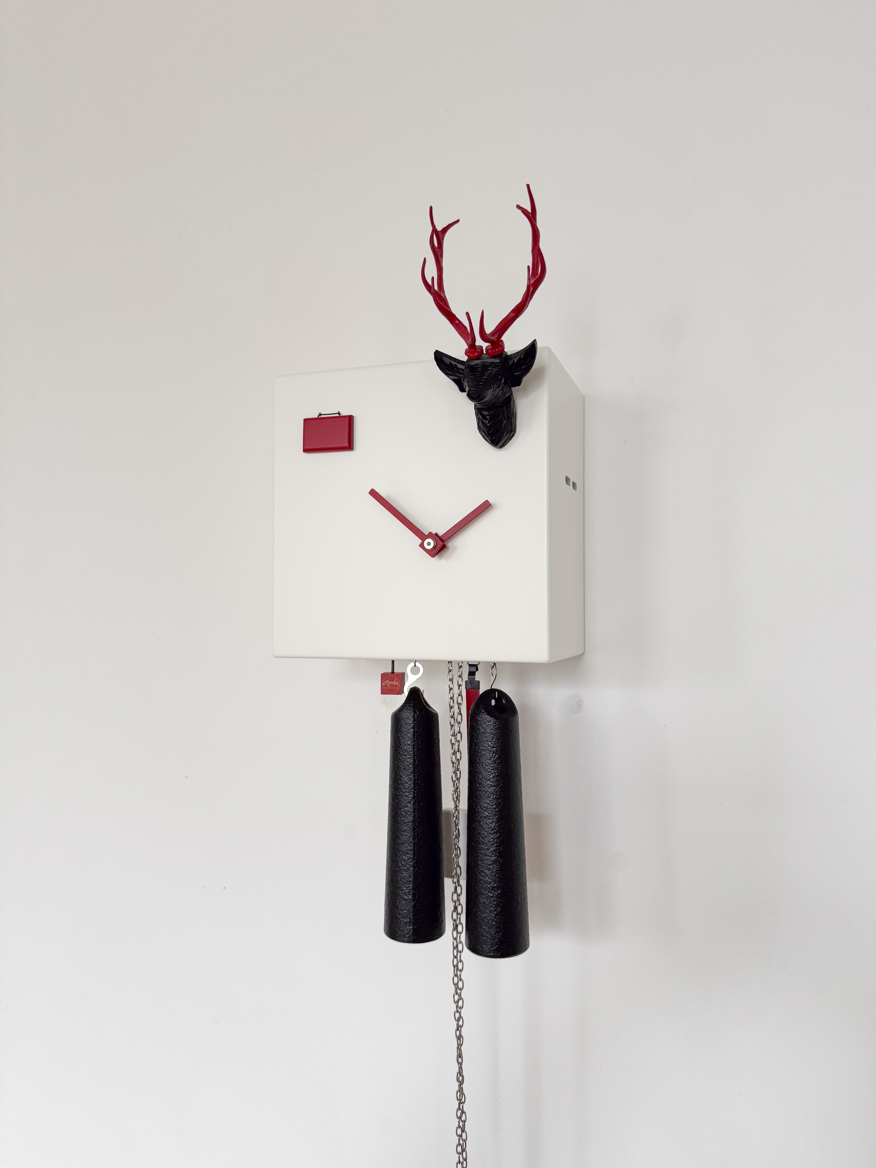 KUBUS - Design Kuckucksuhr (weiß) mit Hirschkopf Rombach & Haas