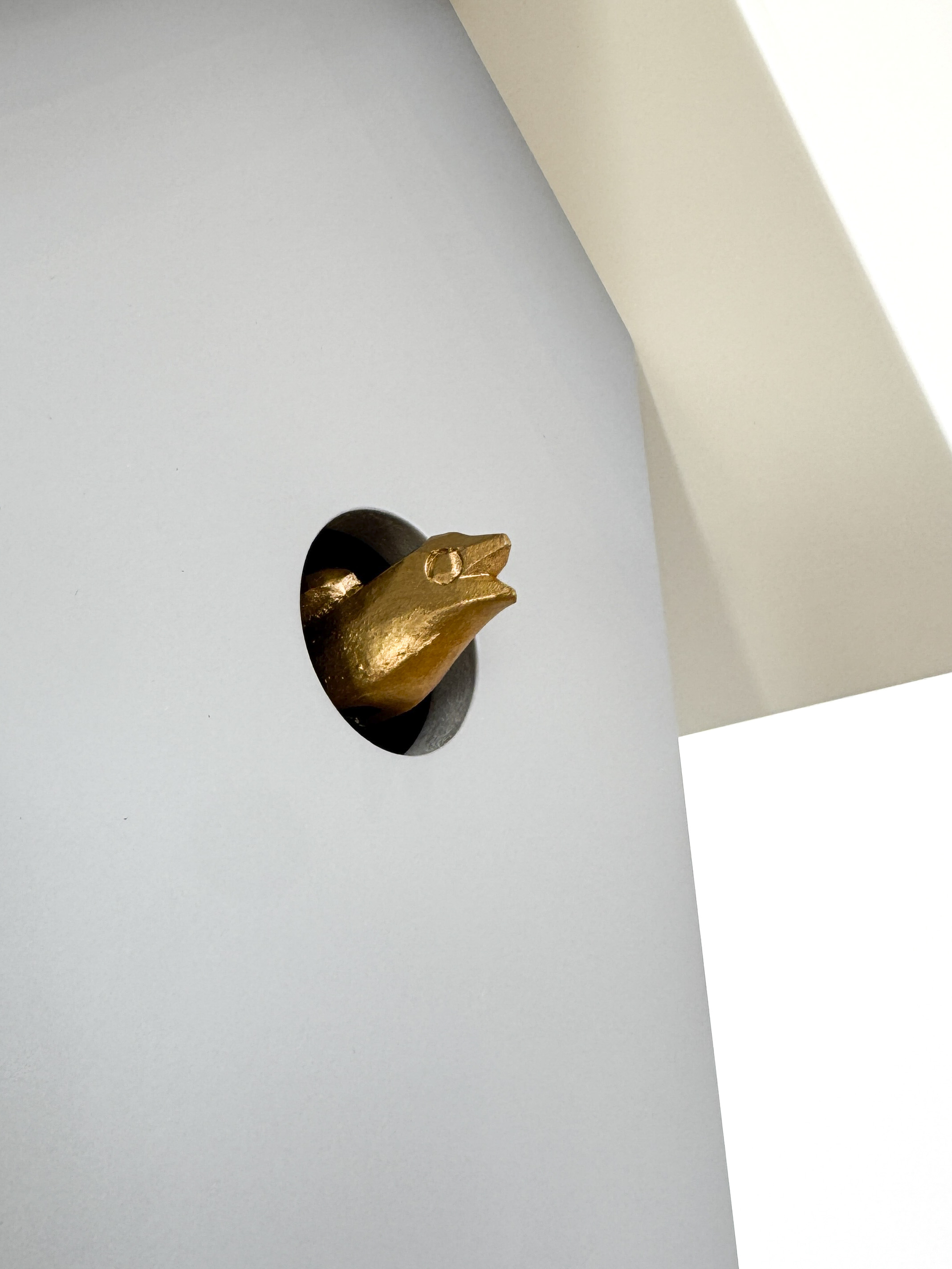 CLASSIC - Design Kuckucksuhr (grau/gold/weiß) mit Ziffern Rombach & Haas