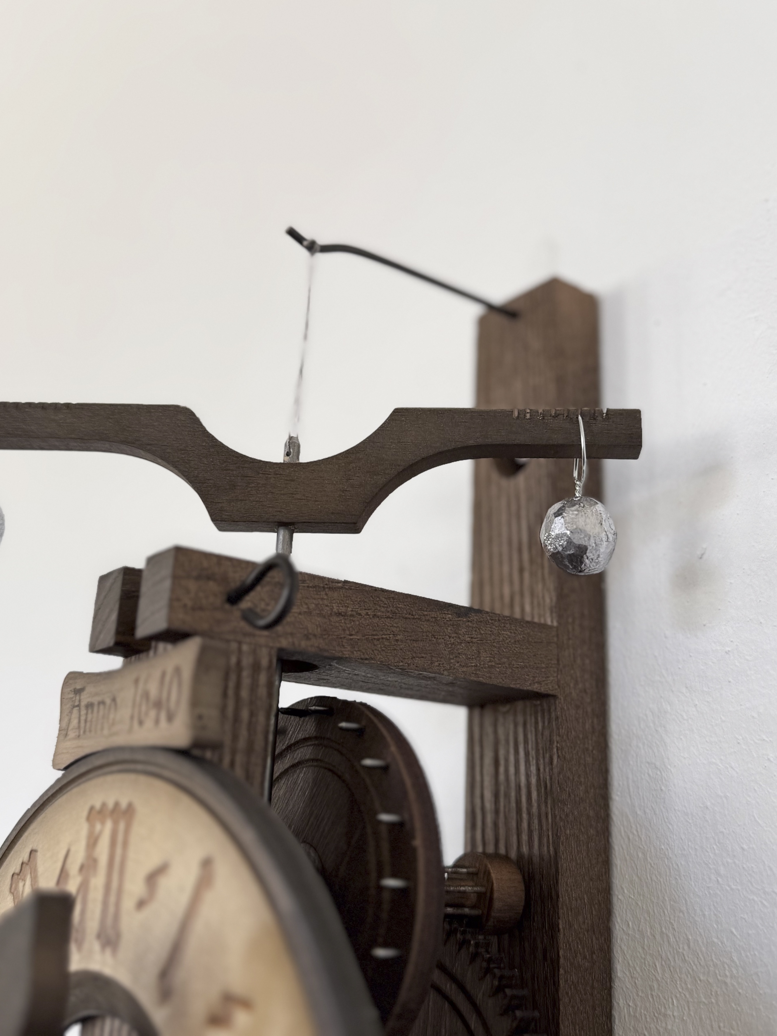 TRADITION Holzräderuhr mit Waagbalken "Anno 1640"