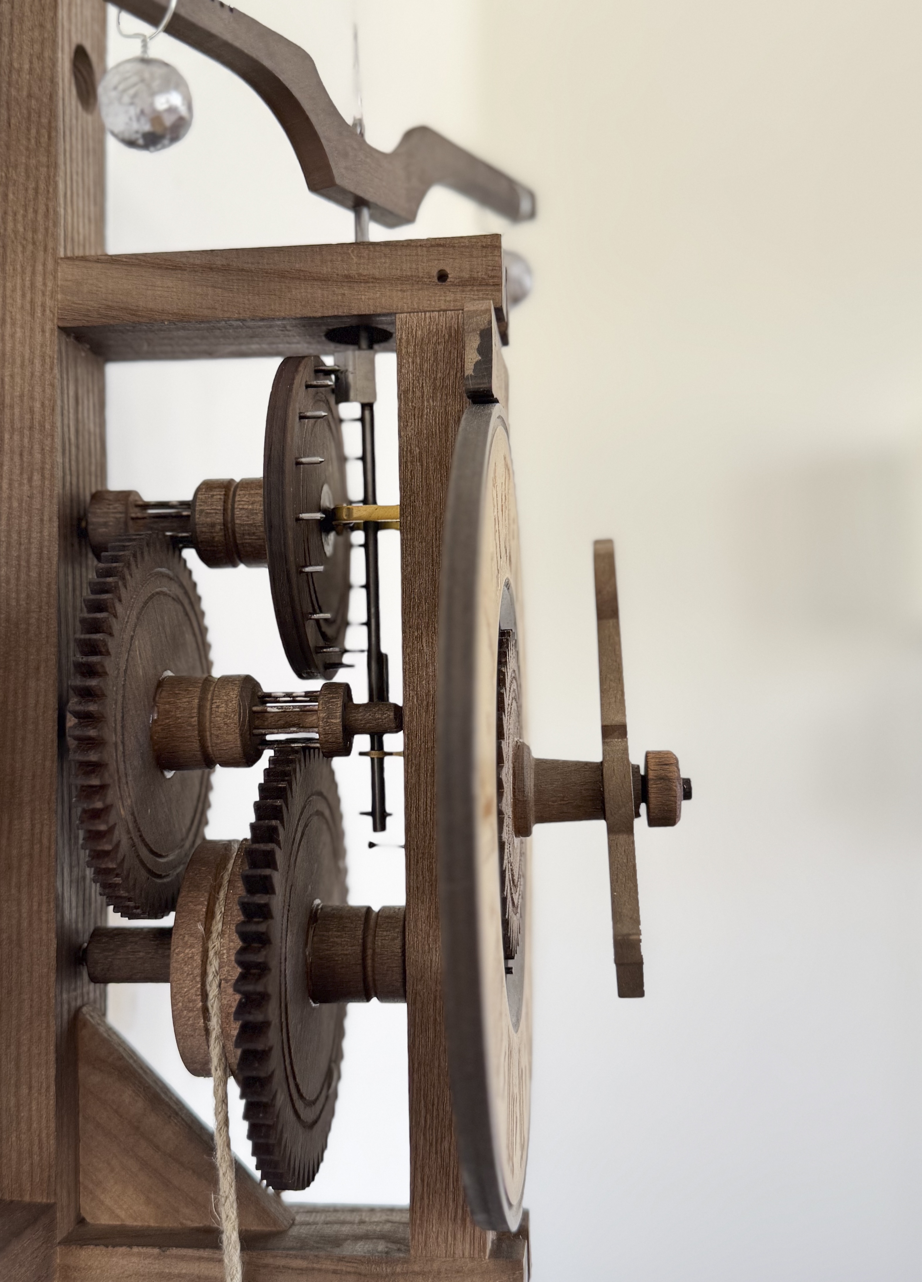 TRADITION Holzräderuhr mit Waagbalken "Anno 1640"