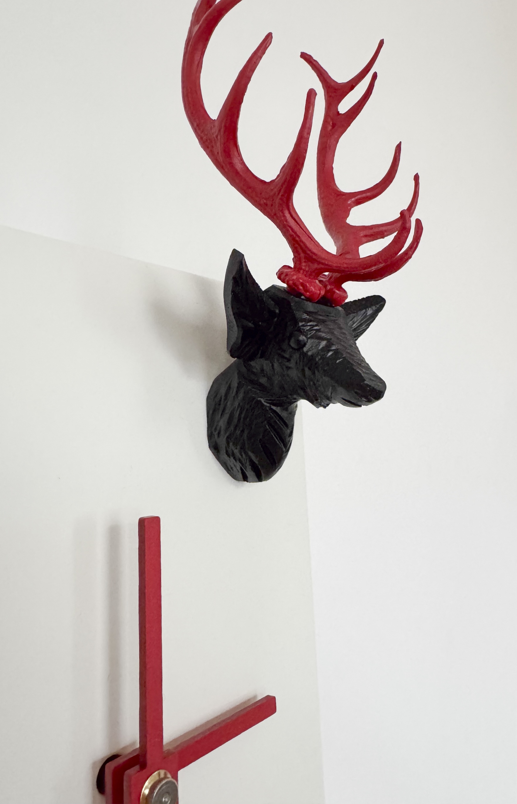 KUBUS - Design Kuckucksuhr (weiß) mit Hirschkopf Rombach & Haas