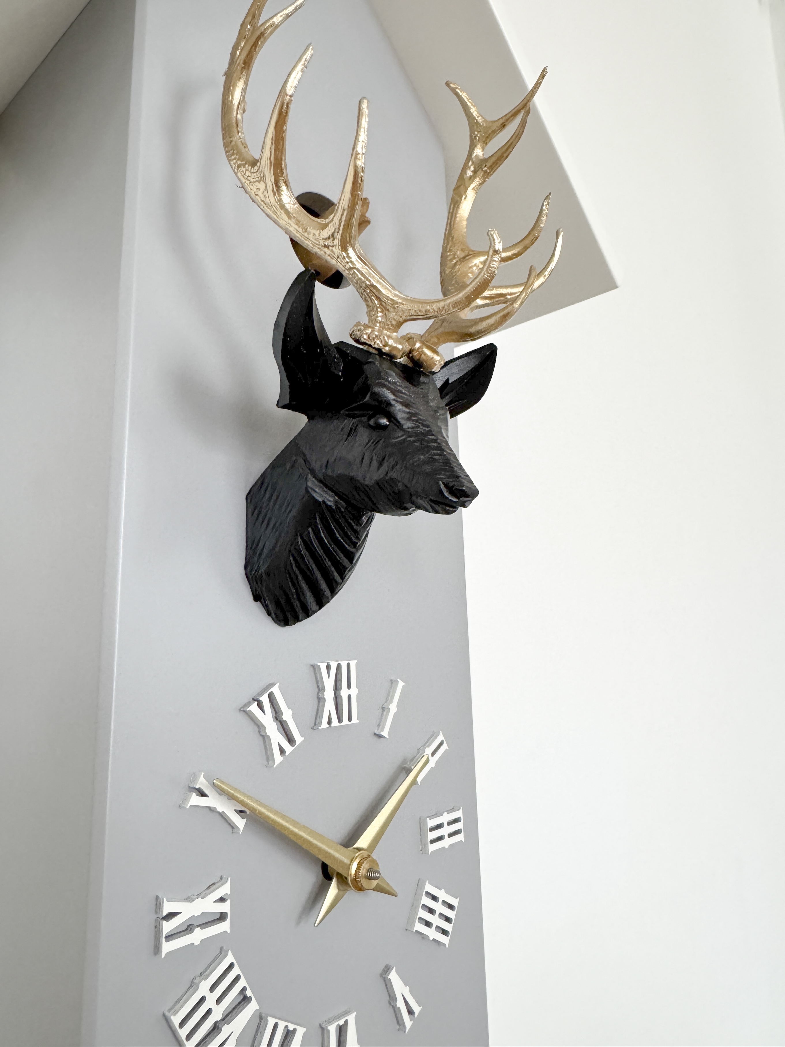 CLASSIC - Design Kuckucksuhr (grau/gold/weiß) mit Ziffern Rombach & Haas